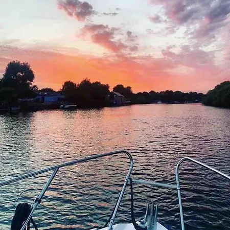 Entire Luxury Motor Yacht 70Sqm - Oyster Fund - 2 Double Bedrooms Both En-Suite - Heating Sleeps Up To 4 People - Moored On Our Private Island - Legoland 8Min Windsor Thorpe Park 8Min Ascot Races Heathrow Wentworth London Lapland Uk Royal Holloway  Egham Exterior photo