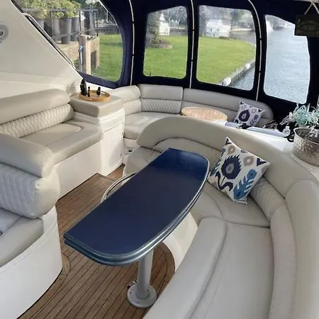 Entire Luxury Motor Yacht 70Sqm - Oyster Fund - 2 Double Bedrooms Both En-Suite - Heating Sleeps Up To 4 People - Moored On Our Private Island - Legoland 8Min Windsor Thorpe Park 8Min Ascot Races Heathrow Wentworth London Lapland Uk Royal Holloway  Egham Exterior photo