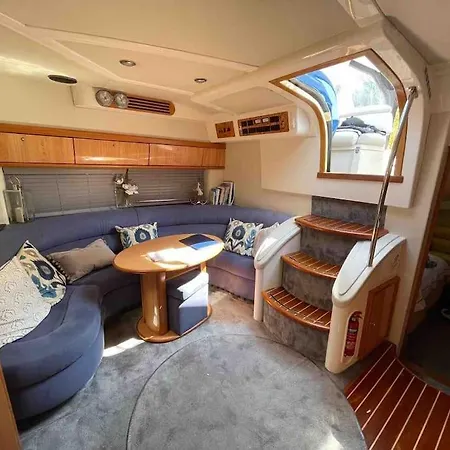Entire Luxury Motor Yacht 70Sqm - Oyster Fund - 2 Double Bedrooms Both En-Suite - Heating Sleeps Up To 4 People - Moored On Our Private Island - Legoland 8Min Windsor Thorpe Park 8Min Ascot Races Heathrow Wentworth London Lapland Uk Royal Holloway  Egham Exterior photo