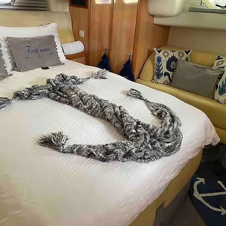 Entire Luxury Motor Yacht 70Sqm - Oyster Fund - 2 Double Bedrooms Both En-Suite - Heating Sleeps Up To 4 People - Moored On Our Private Island - Legoland 8Min Windsor Thorpe Park 8Min Ascot Races Heathrow Wentworth London Lapland Uk Royal Holloway  Egham Exterior photo