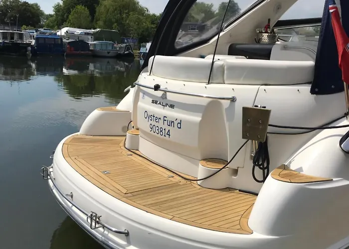 Entire Luxury Motor Yacht 70Sqm - Oyster Fund - 2 Double Bedrooms Both En-Suite - Heating Sleeps Up To 4 People - Moored On Our Private Island - Legoland 8Min Windsor Thorpe Park 8Min Ascot Races Heathrow Wentworth London Lapland Uk Royal Holloway (A