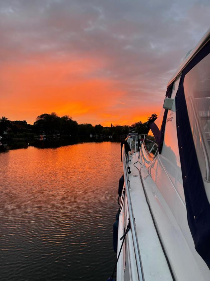 Botel Entire Luxury Motor Yacht 70sqm - Oyster Fund - 2 Double Bedrooms Both En-suite - Heating Sleeps Up To 4 People - Moored On Our Private Island - Legoland 8min Windsor Thorpe Park 8min Ascot Races Heathrow Wentworth London Lapland Uk Royal Holloway