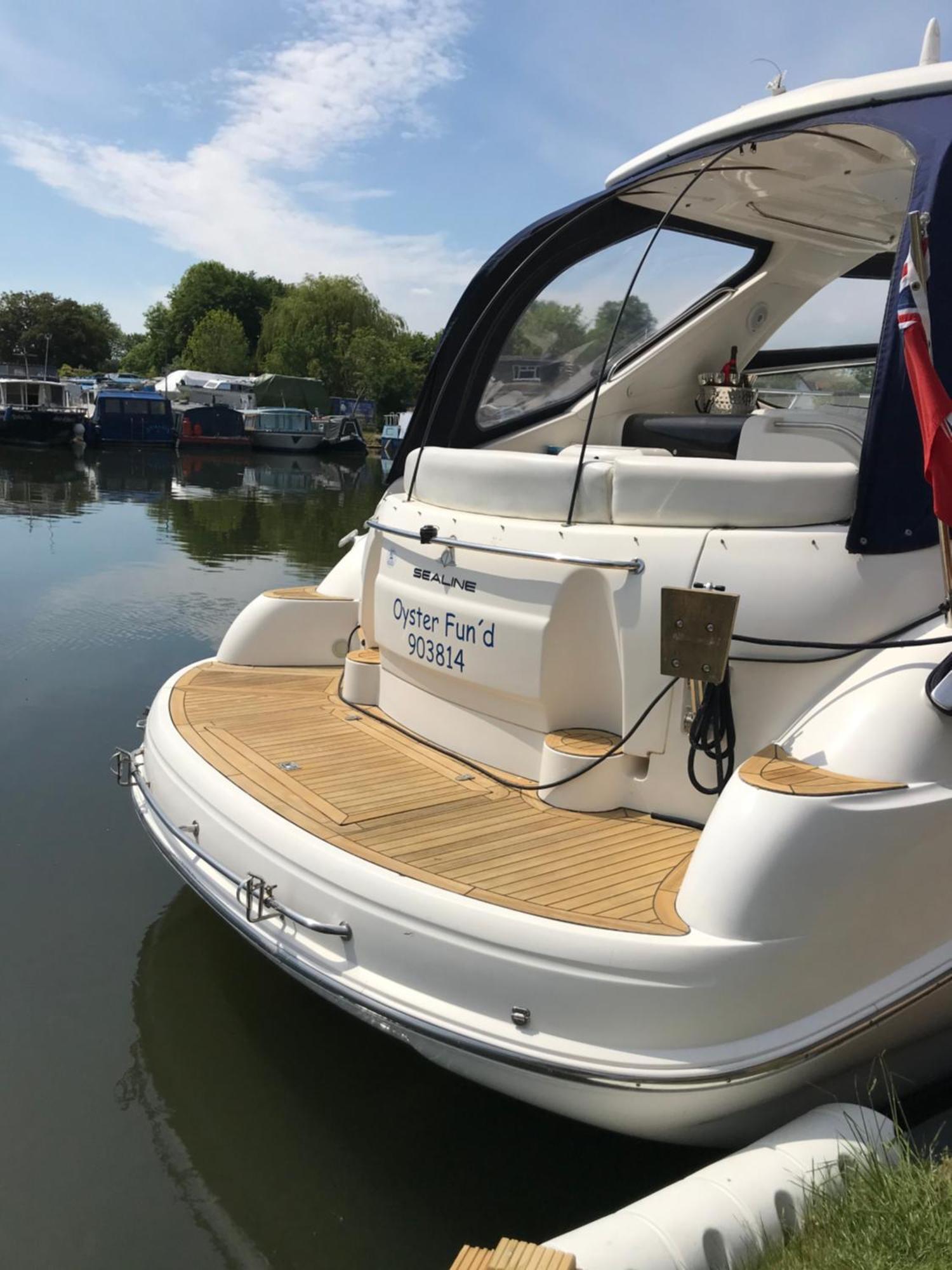Entire Luxury Motor Yacht 70sqm - Oyster Fund - 2 Double Bedrooms Both En-suite - Heating Sleeps Up To 4 People - Moored On Our Private Island - Legoland 8min Windsor Thorpe Park 8min Ascot Races Heathrow Wentworth London Lapland Uk Royal Holloway Egham